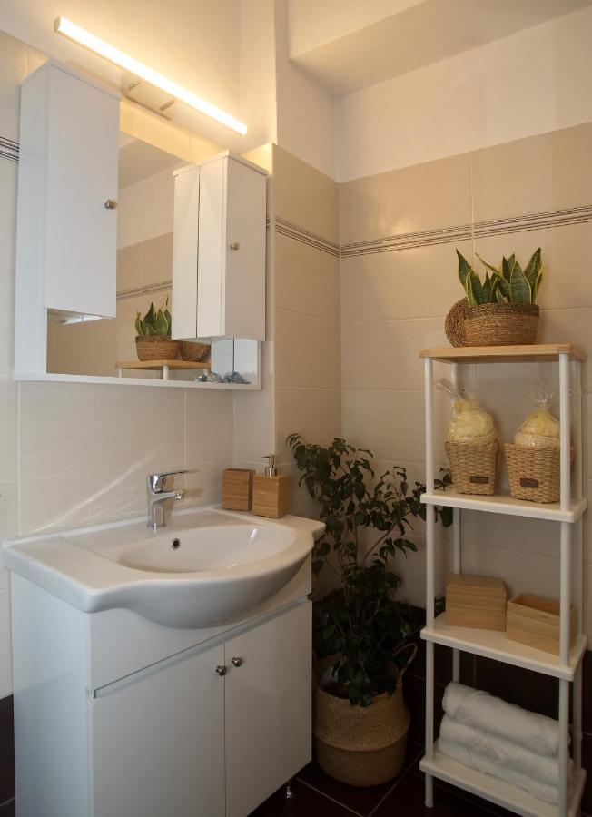 The Bluehouse - Spacious Top Floor Flat With Parking, By Mon Repos Beach Corfu  المظهر الخارجي الصورة