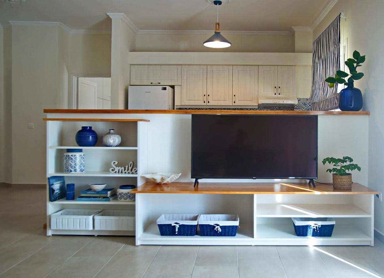 The Bluehouse - Spacious Top Floor Flat With Parking, By Mon Repos Beach Corfu  المظهر الخارجي الصورة