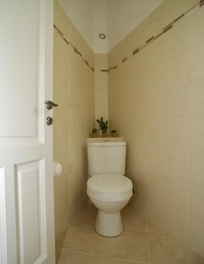 The Bluehouse - Spacious Top Floor Flat With Parking, By Mon Repos Beach Corfu  المظهر الخارجي الصورة