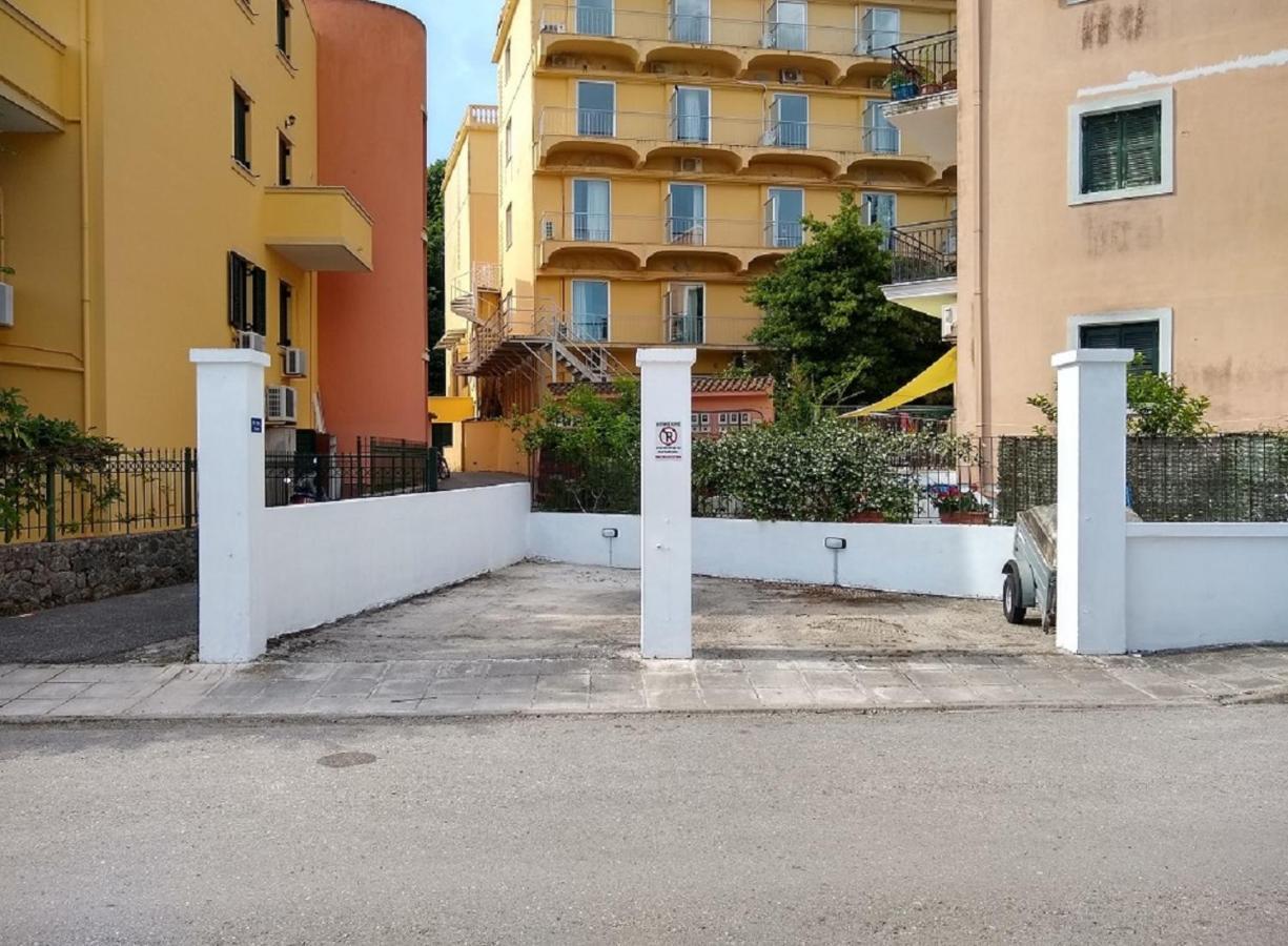 The Bluehouse - Spacious Top Floor Flat With Parking, By Mon Repos Beach Corfu  المظهر الخارجي الصورة